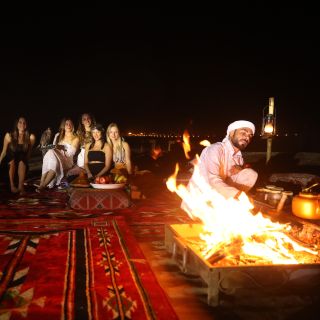 Dubai: Aavikkosafari yön yli, kamelit, illallinen ja tähtitaivaan katselu.