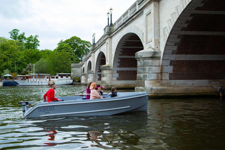 London: GoBoat Rental in Kingston upon Thames 2-Hour Rental