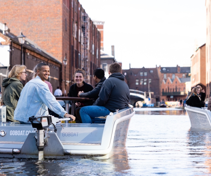 Birmingham : Location de GoBoat sur les canaux du centre de Birmingham