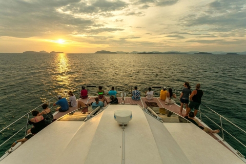 Phuket: Phang Nga Bay de meest luxueuze zonsondergangtour met DJPhuket Hotel ophalen