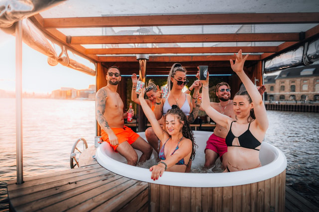 Berlin: Private Whirlpool Boat Experience on the Spree