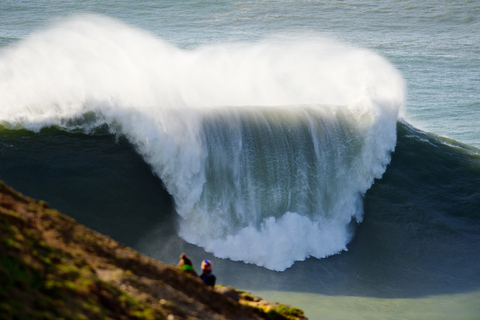 Desde Lisboa: Traslado privado a Oporto, con parada en Nazaré