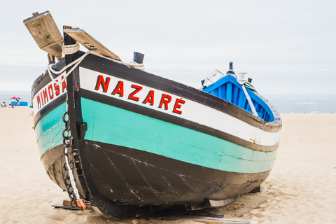 Desde Lisboa: Traslado privado a Oporto, con parada en Nazaré