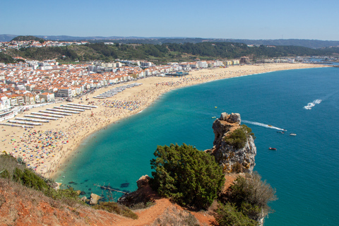 Desde Lisboa: Traslado privado a Oporto, con parada en Nazaré