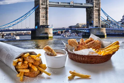 London: English Food Tasting & Private City Sightseeing Tour