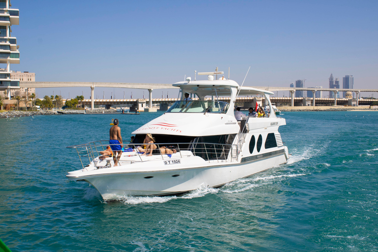 Dubai, Dubai Marina Sightseeing-kryssning med utsikt över Ain WheelSightseeingkryssning i småbåtshamn ombord på en yacht