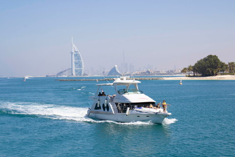 Dubai, Dubai Marina Sightseeing-kryssning med utsikt över Ain WheelSightseeingkryssning i småbåtshamn ombord på en yacht