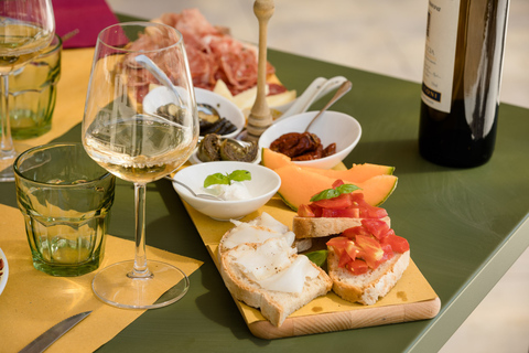 San Gimignano: tour in cantina con degustazione di vini e pranzoPranzo e degustazione in italiano