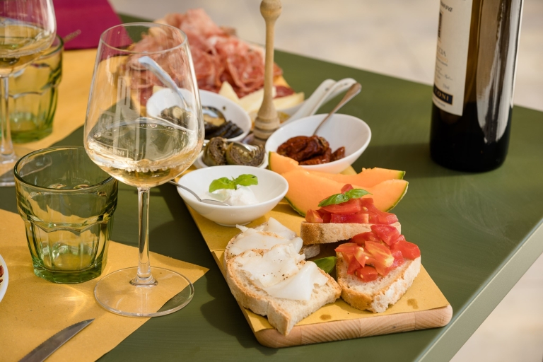 San Gimignano: wycieczka po winnicy z degustacją wina i lunchemLunch i degustacja w języku włoskim