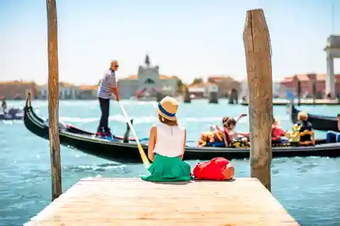 Venedig: Markuskirken og gondol om eftermiddagen