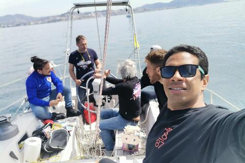 Von Marseille aus: SegeltourVon Marseille aus: Bucht der Affen und Goudes Rock Segeltour