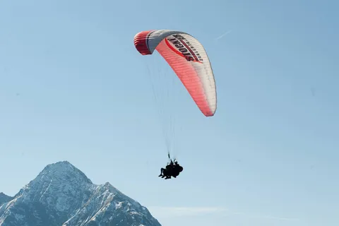 Mayrhofen: Paragliding-Flugerlebnis über den Bergen