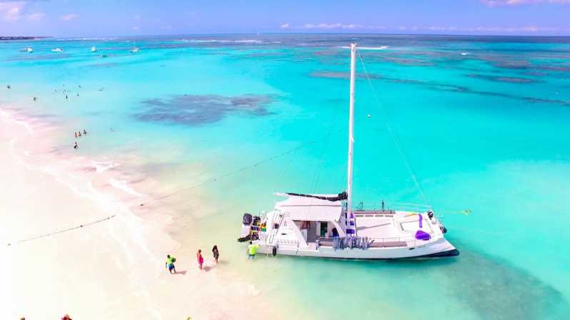 Punta Cana: Party Boat Booze Cruise with Hotel Transfers
