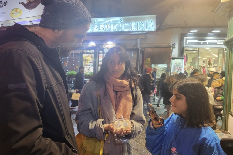 Nápoles: Comida callejera a pie con degustación