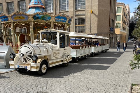 Antibes: 2-Way Little Train of Antibes Tour to Juan-les-Pins