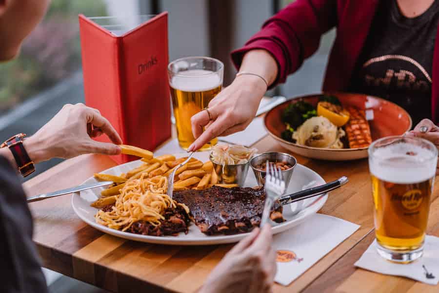 Warschau: Mittag- oder Abendessen im Hard Rock Cafe mit Skip-the-Line. Foto: GetYourGuide Warschau: Mittag- oder Abendessen im Hard Rock Cafe mit Skip-the-Line. Foto: GetYourGuide