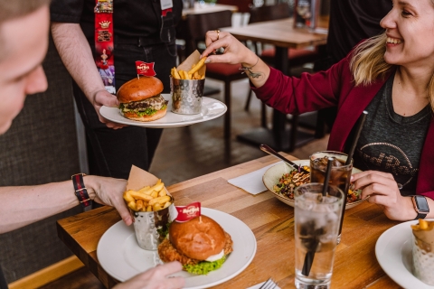 Warszawa: Lunch lub kolacja w Hard Rock Cafe z Skip-the-LineMenu burgerów w Hard Rock Cafe