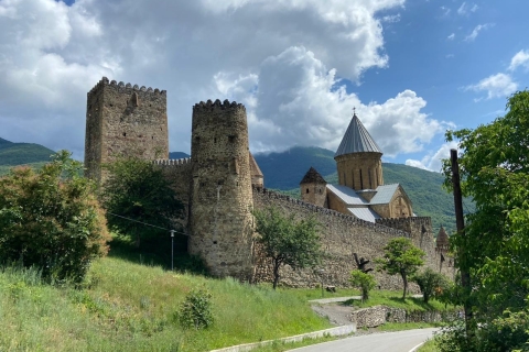 Von Tiflis aus: Geführte Tour Kazbegi-Ananuri mit GlühweinGeführte Tour Kazbegi-Ananuri mit Glühwein inklusive