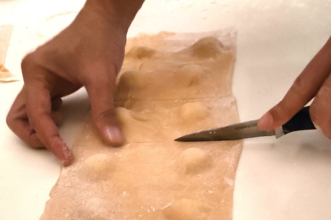 Nápoles: Clase de elaboración de pasta con plato y bebida incluidosClase de elaboración de tallarines y raviolis, entrante y bebida