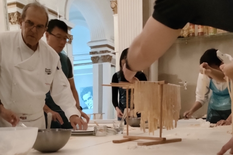 Neapel: Pasta-Kurs mit Gericht und Getränk inbegriffenKurs zur Herstellung von Tagliatelle und Ravioli, Vorspeise und Getränk