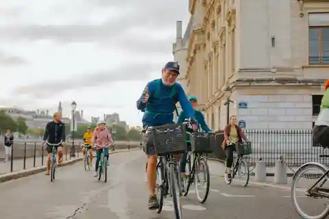 Paris: Guia de turismo de bicicleta como um local