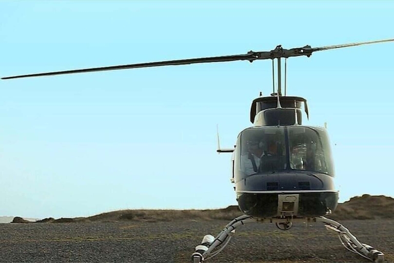 Van Santorini: privé enkele helikoptervlucht naar eilandenHelikoptervlucht van Santorini naar Paros