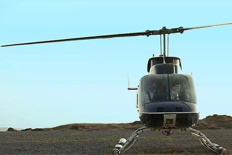 Van Santorini: privé enkele helikoptervlucht naar eilandenHelikoptervlucht van Santorini naar Chania