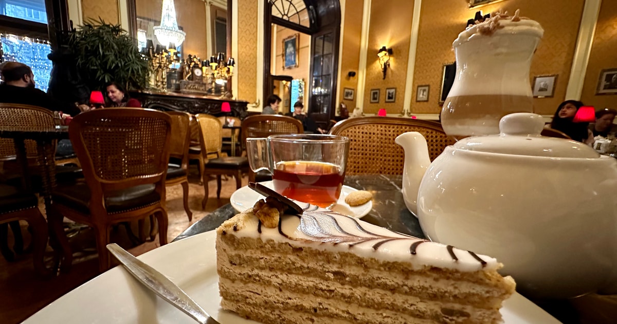 Budapest: Rundvisning i et kaffehus med smagning af kaffe og dessert ...