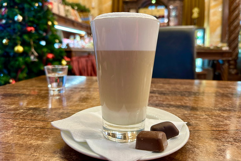 Budapest: tour della caffetteria con degustazione di caffè e dessertBudapest Urban Treats - Tour della caffetteria e dei dessert