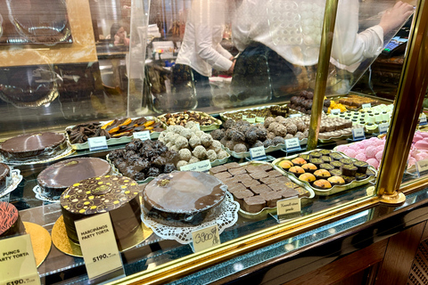 Budapest: tour della caffetteria con degustazione di caffè e dessertBudapest Urban Treats - Tour della caffetteria e dei dessert