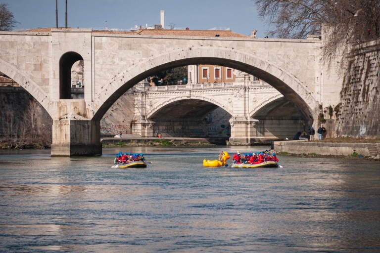 Rome : Tour de rafting urbain sur l'île du Tibre avec une pizza locale