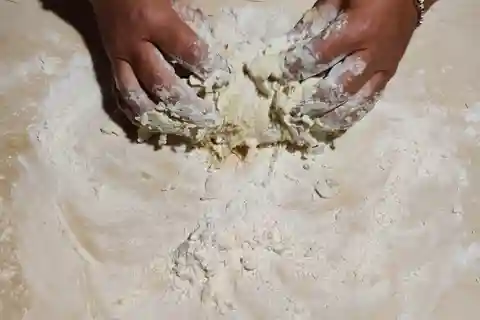 Clase de cocina amasamos la masa con un cocinero siciliano