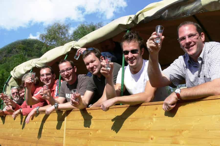 Schiff- und Planwagenfahrt ab Cochem in einen schönen Mosel Ort. Foto: GetYourGuide
