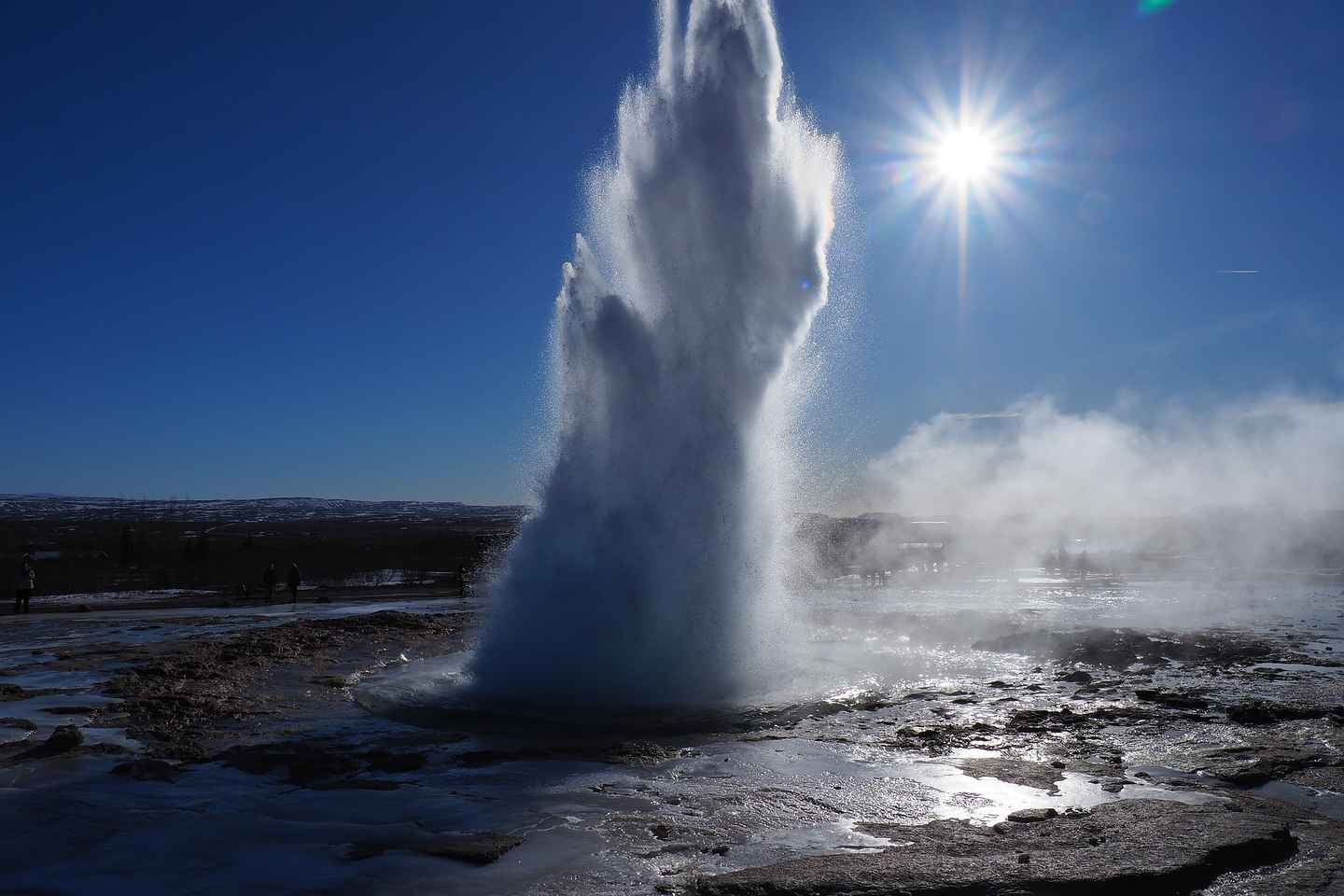 「レイキャビク発：ゴールデンサークルとブルーラグーン日帰りツアー」