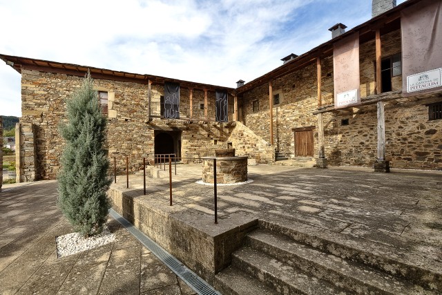 Visit El Bierzo Arganza Winery Tour and Tastings in Ponferrada
