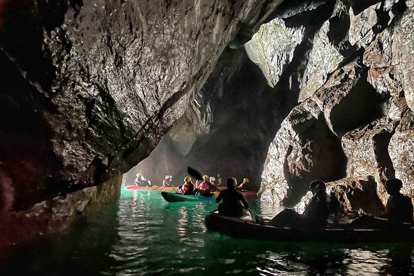 “威克斯福德:胡克半岛海洋洞穴皮划艇探险”