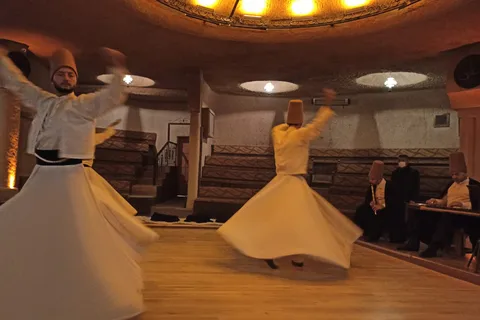 Goreme : spectacle des derviches tourneurs dans une grotte historique