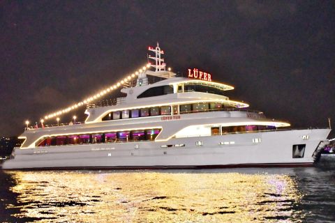 Istanbul: Bosphorus Dinner Cruise & Show met privétafel
