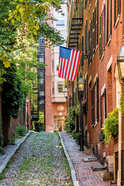 Estrada no bairro de beacon hill, no centro de boston, ma, eua.