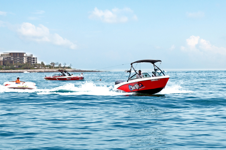 Dubaï : Excursion à bord d'un bateau à moteur tirant des beignets à JBR