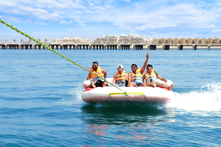 Dubaï : Excursion à bord d'un bateau à moteur tirant des beignets à JBR