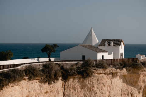 Algarve : La côte rocheuse et l'arrière-pays dans un SUV Volvo XC90Algarve : Circuit 4x4 privé hors-piste sur la côte rocheuse avec boissons