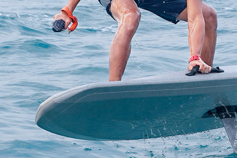 Aula de prancha de surf Efoil na praia da CalhetaAula de prancha de surf E-foil na praia da Calheta