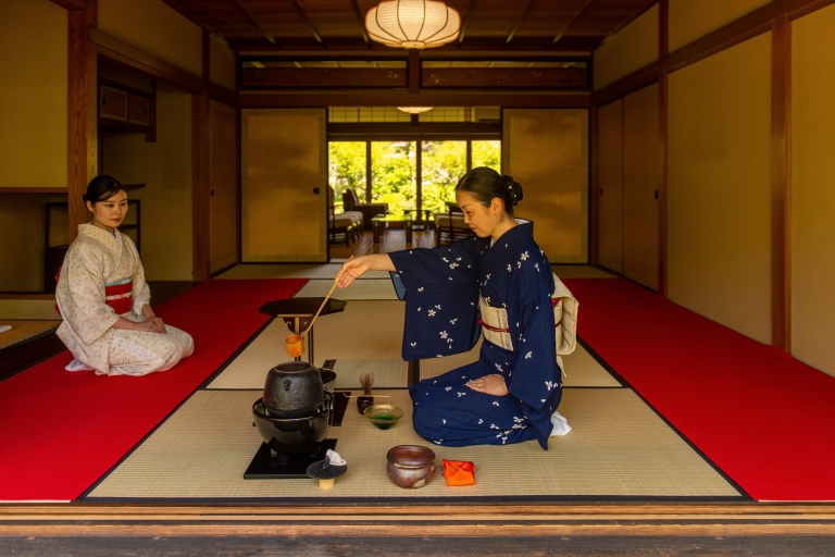 Ceremonia del Té de Kioto con una Impresionante Vista al JardínCeremonia privada del té en la Casa del Té del Jardín