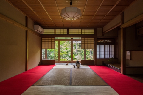 Ceremonia del Té de Kioto con una Impresionante Vista al JardínCeremonia privada del té en la Casa del Té del Jardín