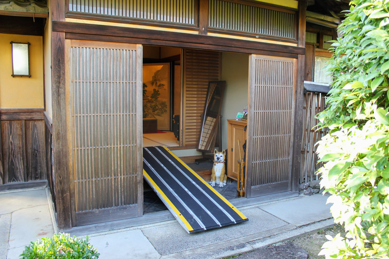 Ceremonia del Té de Kioto con una Impresionante Vista al JardínCeremonia privada del té en la Casa del Té del Jardín