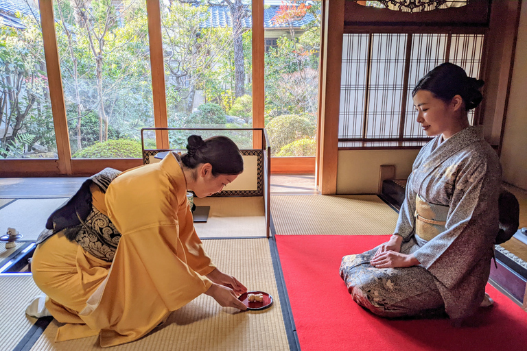 Ceremonia del Té de Kioto con una Impresionante Vista al JardínCeremonia privada del té en la Casa del Té del Jardín