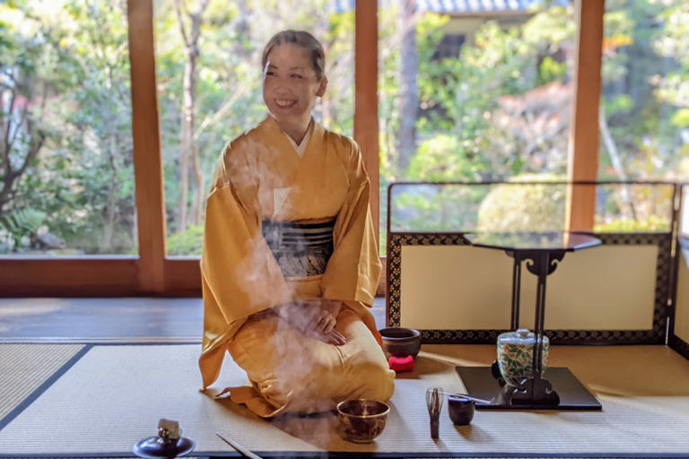 Cérémonie du thé à Kyoto avec une vue imprenable sur le jardinCérémonie de thé privée au Garden Teahouse