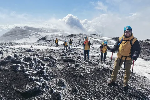 Etna: Trekking invernale con trasferimento facoltativo a Catania