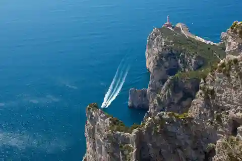 Capri: Guidad båttur till öns höjdpunkter
